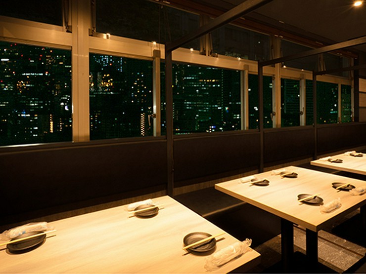 窓際の席からは都会の夜景を眺められる