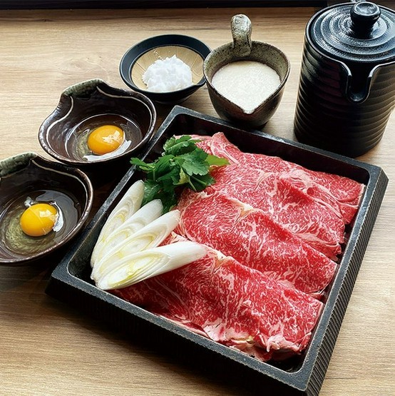お店の定番『すき焼き（上）黒毛和牛バラ＆黒毛和牛赤身』