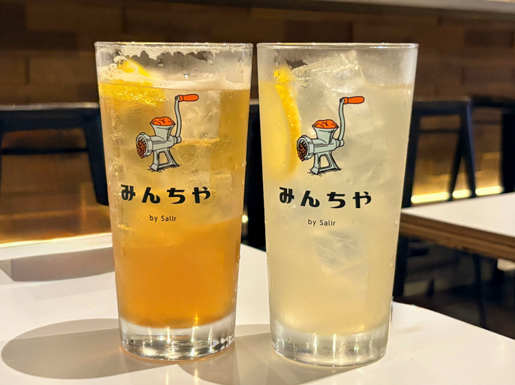 ドリンクも豊富。『自家製スパイスジンジャーサワー』（左） 、『みんちゃレモンサワー』（右）