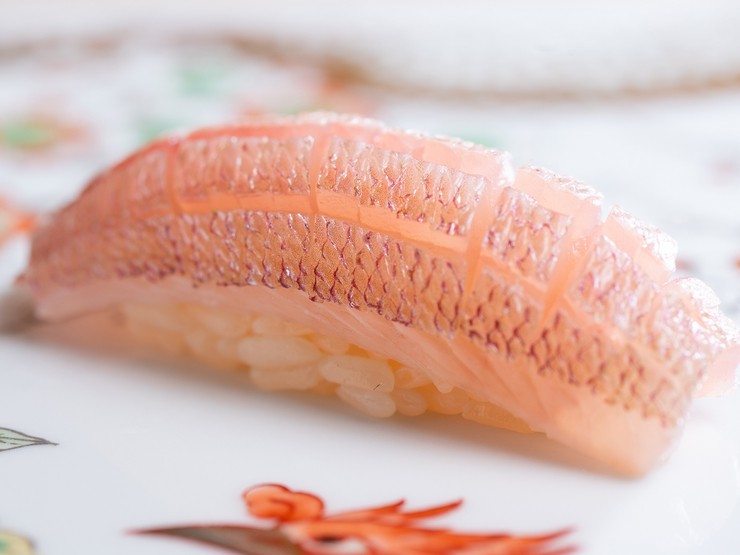 春子鯛のやさしい食感に、求肥昆布が深い旨みをもたらす『春子鯛の昆布締め』