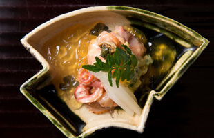 『京都九条ねぎと閖上産赤貝のぬた』。丁寧につくり上げた酢味噌と土佐酢ジュレで赤貝の旨みが増幅