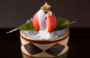 『先付』。熊本水島の塩トマトは名残りの桜の葉であしらうことで、初夏を表現