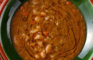 「豆と野菜のスープ」。7種の野菜を生かした、白インゲン豆のスープ。