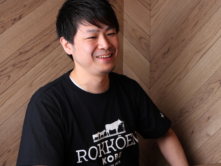 神戸の六甲園の味を東京で伝えるために日々奮闘する店長の森本浩行さん。その笑顔が焼肉好きであることを物語っている