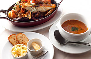 手長エビやムール貝、ホタテ、牡蠣、鮮魚などがたっぷり入った『スープ・ド・ポワソン』