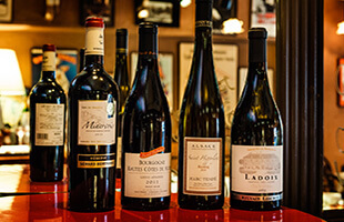 ワインバー【シノワ】の系列店ということもあり、一部を除き、ほぼフランス産のワインを揃える