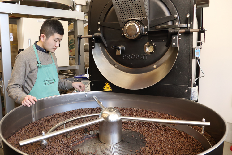 「JCRC 2015」優勝の河合佑哉さん。フレーバーから後味まで楽しめる高品質のコーヒーが揃います 