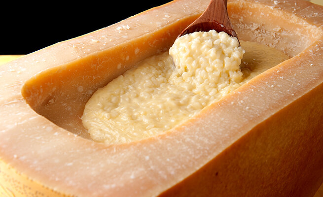 ゲストの目の前で、巨大なパルミジャーノ・レッジャーノにリゾットを流し込み仕上げる様は迫力満点。パルミジャーノの最高峰と謳われるチーズだけあり、その芳醇な風味は別格。24か月熟成のものを使用することで、濃厚なコクと軽やかな食感を共存できるそうです