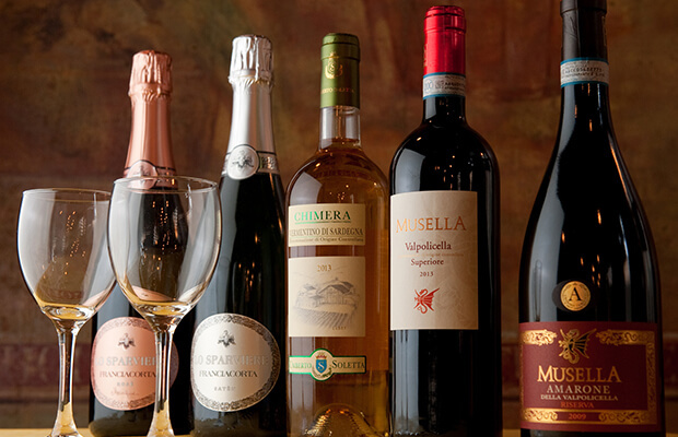 ワインの取り扱いは、白・赤ともにイタリア産のみ。オーナー自らが現地のワイナリーを訪れ、自分の目で見て取り寄せた自慢の品が揃っています