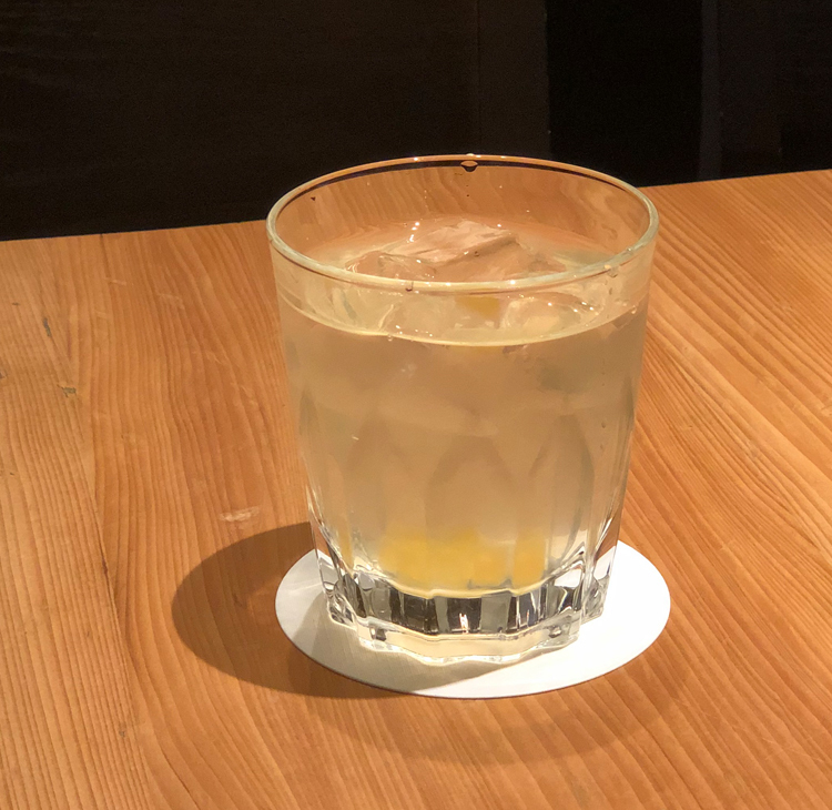 日本酒カクテルは全4種。写真は日本酒×りんごジュースの『和～なごみ～』715円（税込）