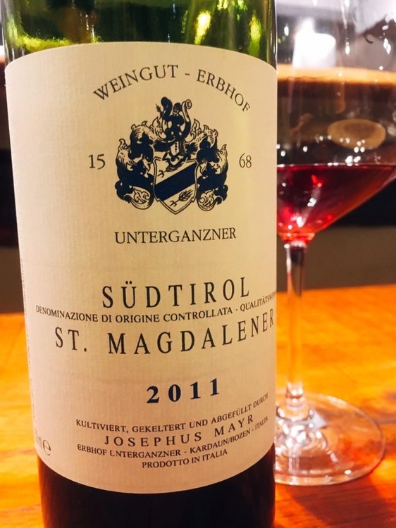 主に南ドイツで栽培されるブドウ「スキアーヴァ」という品種でつくられた赤ワイン『SUDTIROL　ST.MAGDALENER』