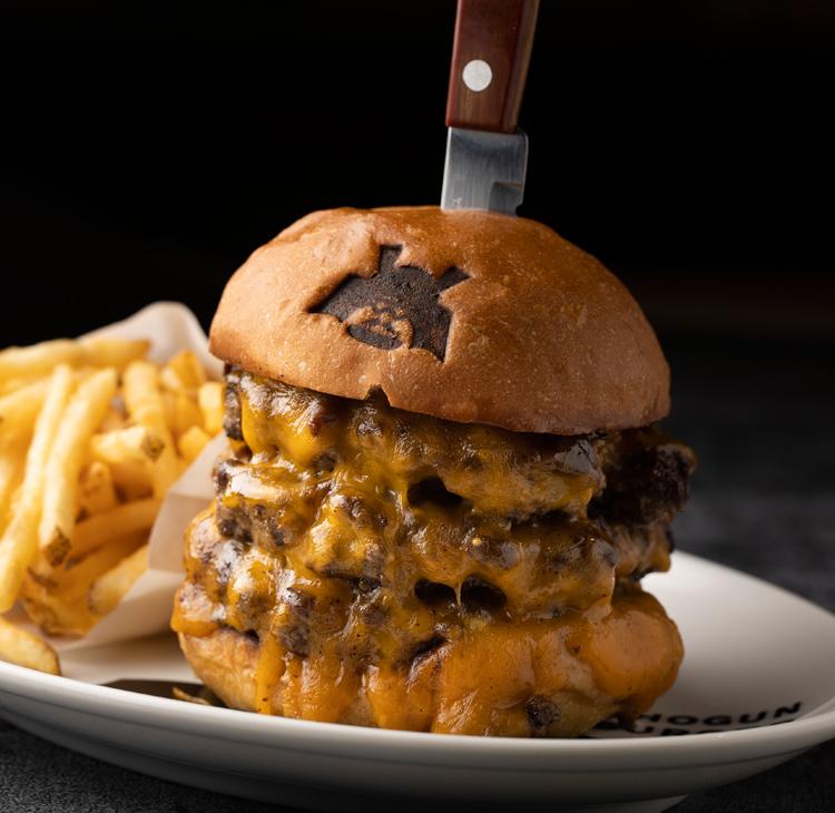 『トリプルチーズバーガー』（フライドポテト付き）3,080円