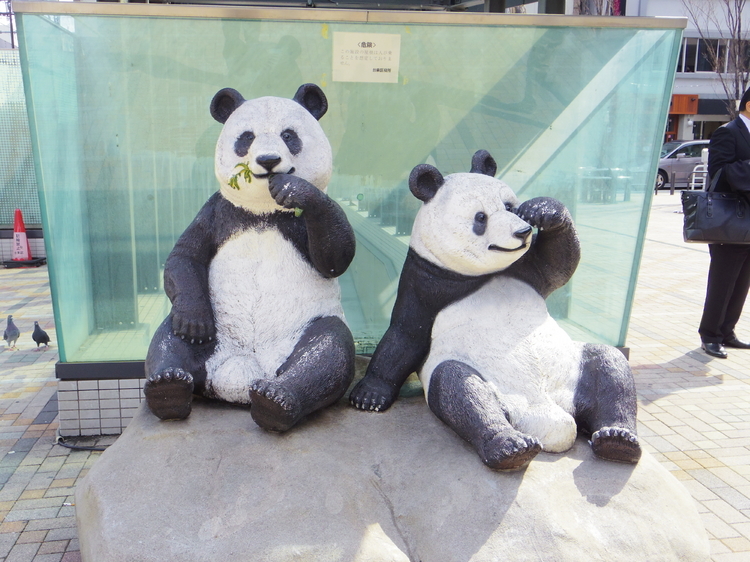 かつて上野動物園にいたパンダのトントンのトンはとんかつとは無関係。写真は御徒町駅前広場の地下駐輪場入口のパンダ像