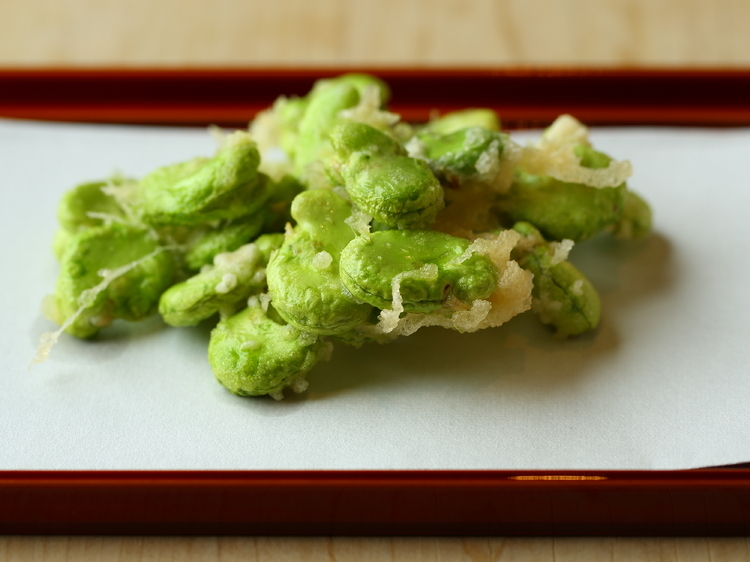 若い豆だけを使った『そら豆の天ぷら』は、ホクホクとした食感が魅力。立体的な盛り付けも近藤氏ならでは