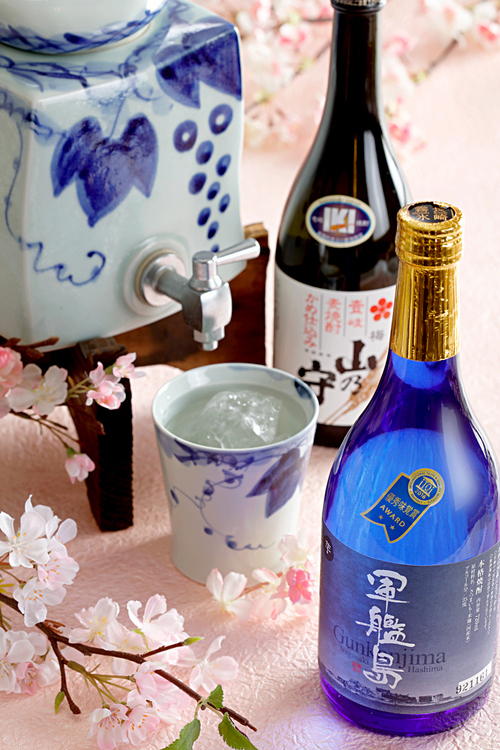 （奥から）山の守酒造場の「山乃守 梅」、霧氷酒造「軍艦島」