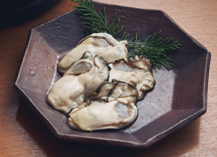 広島県産の養殖生牡蠣が、殻を外し、下処理された状態で届くのですぐに調理できる。「思ったよりも大粒で立派なので驚きました」と中江さん