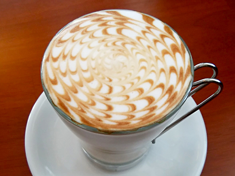 ミルクの甘味の中に香ばしいコーヒーの風味が際立つ人気のラテマキアート