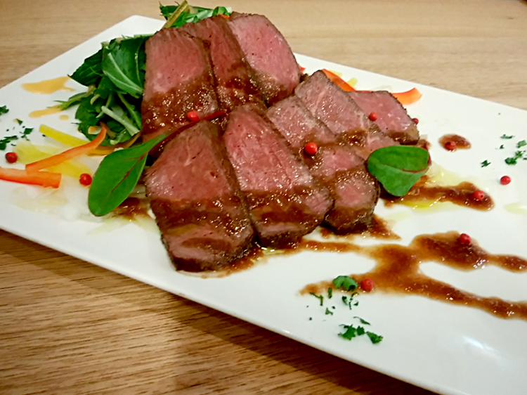人気の宮崎牛の自家製ローストビーフは、しっとり柔らかな肉に旨味が凝縮