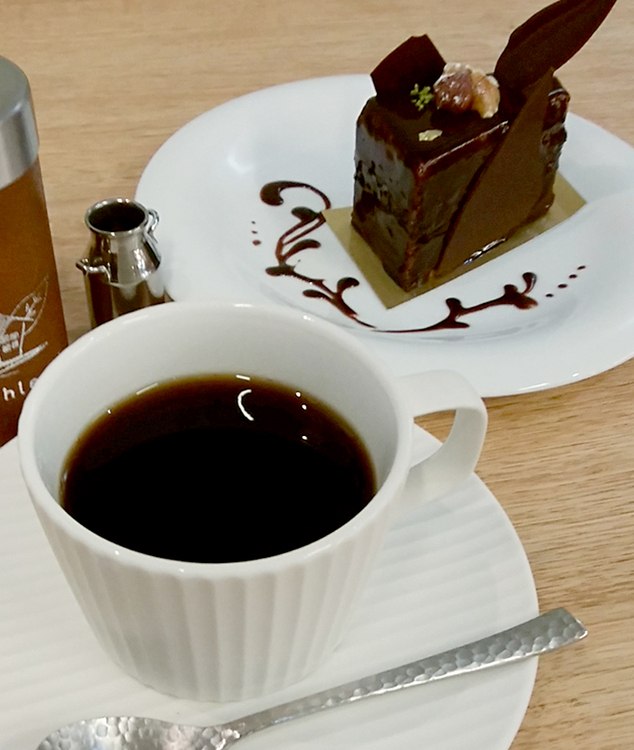 時季ごとに替わるユキコ・ジベールのスペシャルケーキセット。コーヒーは神戸「LIMA COFFEE」にブレンドを特注