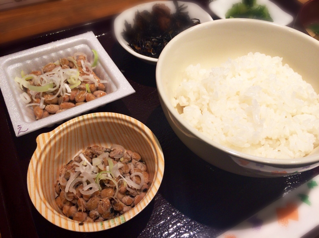 8～10種の納豆の中からまず2種の納豆を選べます。その後は納豆のおかわりも自由