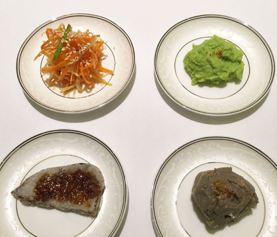 （左上）人参の炒め物、（右上）翡翠豆腐<br />
（左下）牛肉のスパイス焼き、（右下）麻豆腐<br />
<br />
