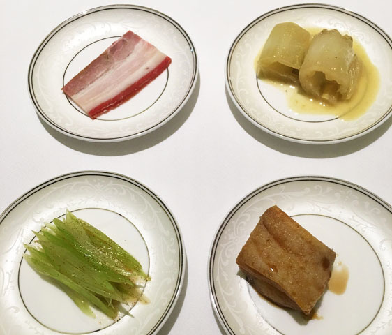 （左上）豚バラ肉の燻製、（右上）白菜の芥子漬け<br />
（左下）セロリの蝦子酢和え、（右下）鱈のスパイス揚げ<br />
