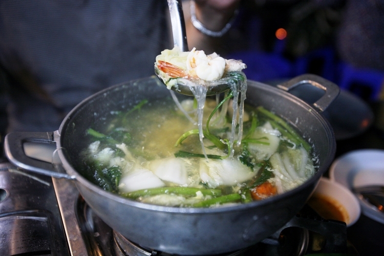 優しい味わいのハーブ鍋『チムチュム』はイサーン料理の代表的なメニューだ
