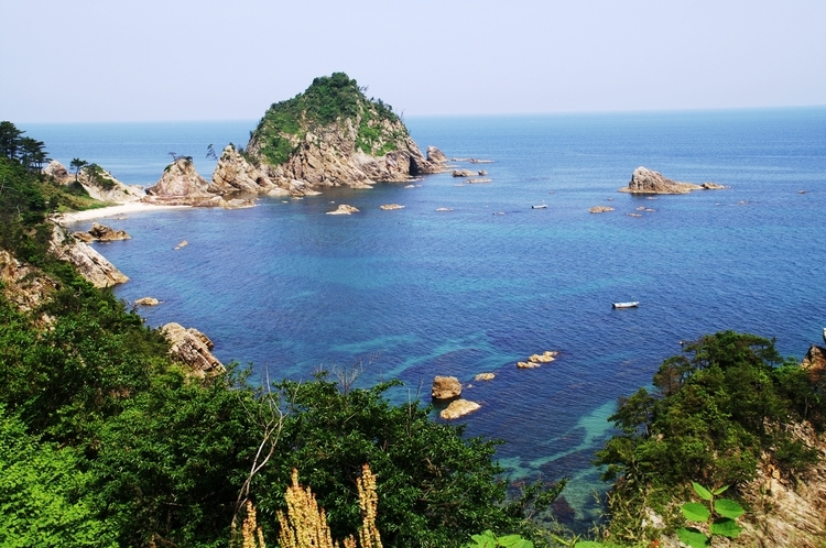 山陰屈指の景勝地といわれる浦富海岸。青い海と菜種五島の風景