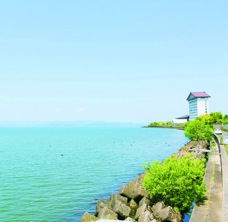 琵琶湖の風に吹かれ、きらめく湖面を眺められるベーカリー&カフェ
