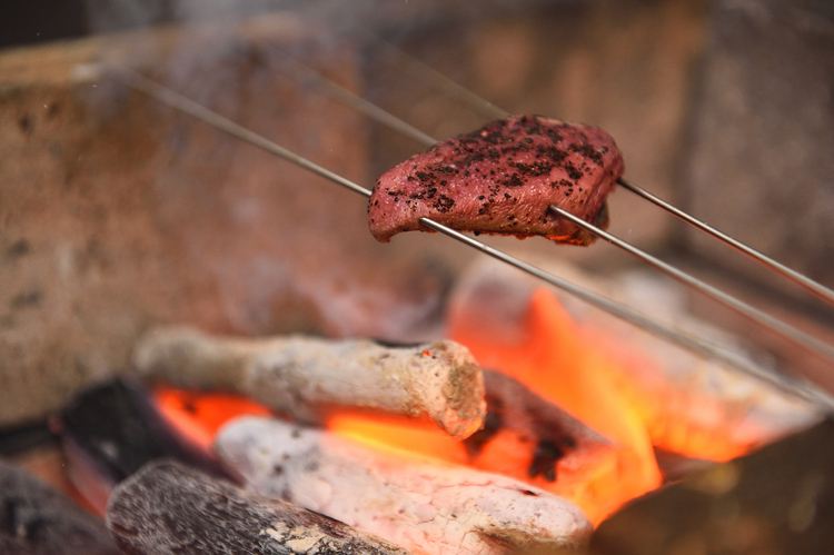 メインの鳩の料理の胸肉は藁でさっと香りをつけた後、炭火で焼く