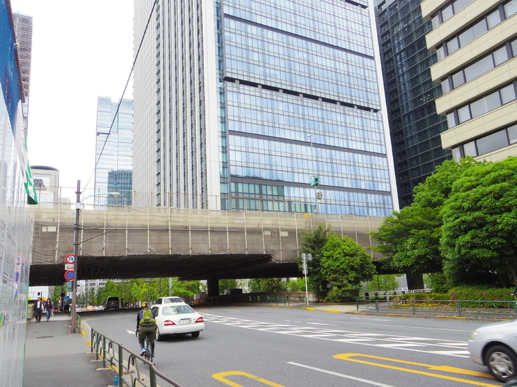 落語「時そば」の舞台となっている神田「鎌倉橋」付近の河岸あたりは、今は高層ビルが建ち並ぶオフィス街となっている