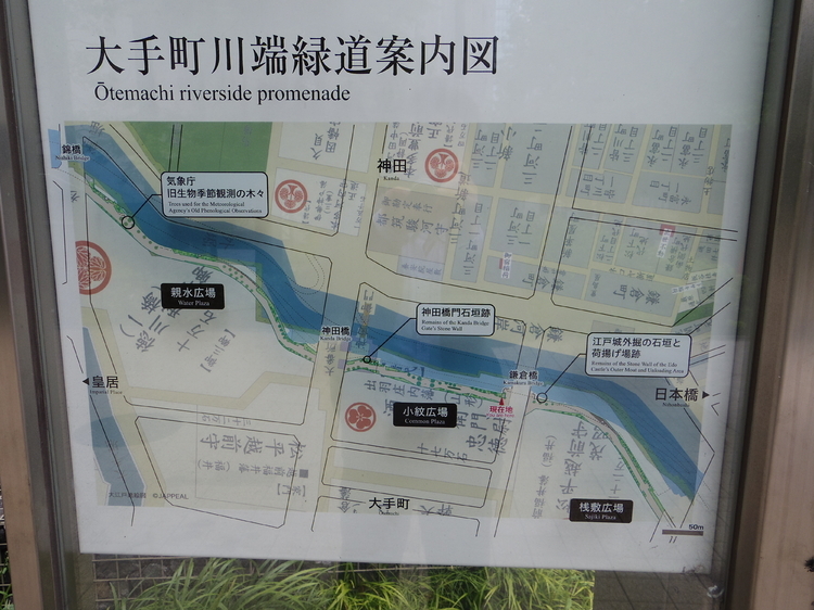 公園整備されつつある「鎌倉橋」付近の遊歩道にあるのは、旧地図に重ねて現在の場所を示した案内図