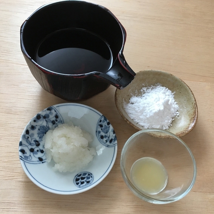 米、水、水解き片栗粉（葛粉）、塩、醤油、大根おろし、生姜汁、練り辛子<br />
