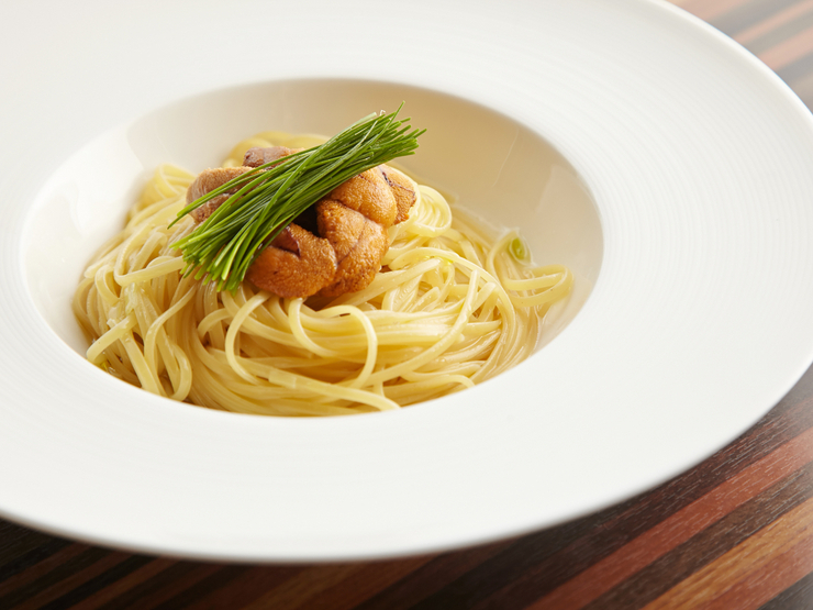 『生うにと季節野菜のスパゲッティーニ』。ペッシェブロード(魚介のブイヨン)のあっさりした風味が人気