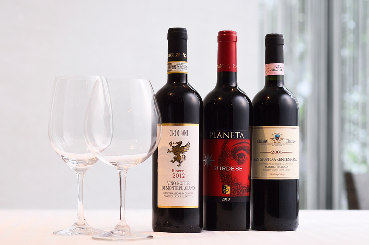 「２つのパスタには赤ワインもよく合います」と、『サン・ジュースト・ア・レンテンナーノ』などの赤ワインをセレクト