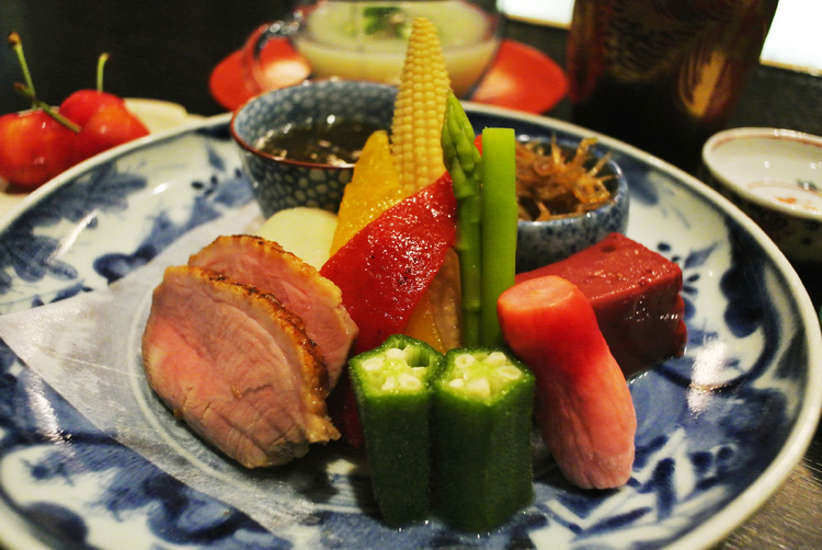 一度蒸すことで味をしっかりと染み込ませた『鴨のロースト』や、佐賀県のご当地グルメ『赤こんにゃく』