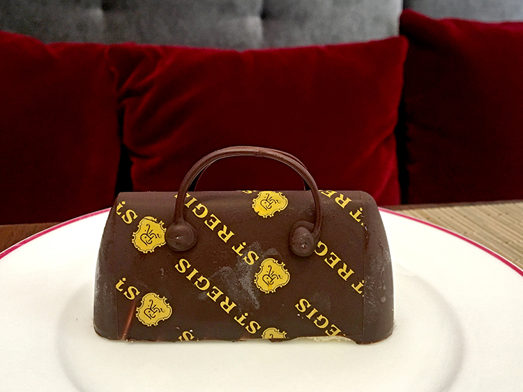 表面のチョコレートにホテルのロゴが入ったオシャレなバッグも登場。中身はバニラアイス