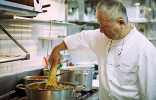 日本にフランス料理の文化を根付かせたひとり、田村良雄シェフが厨房を仕切る