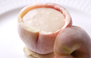 ヨーグルトの酸味と桃の香りが爽快感を生み出す『桃の冷たいスープ』