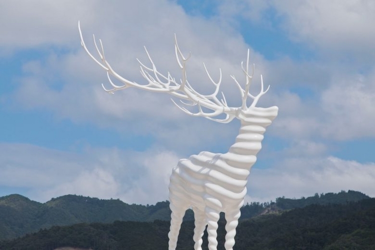 Kohei　Nawa,White Deer（Oshika）<br />
牡鹿の浜辺に現れる大きな白い鹿のオブジェ。名和晃平氏のアート作品