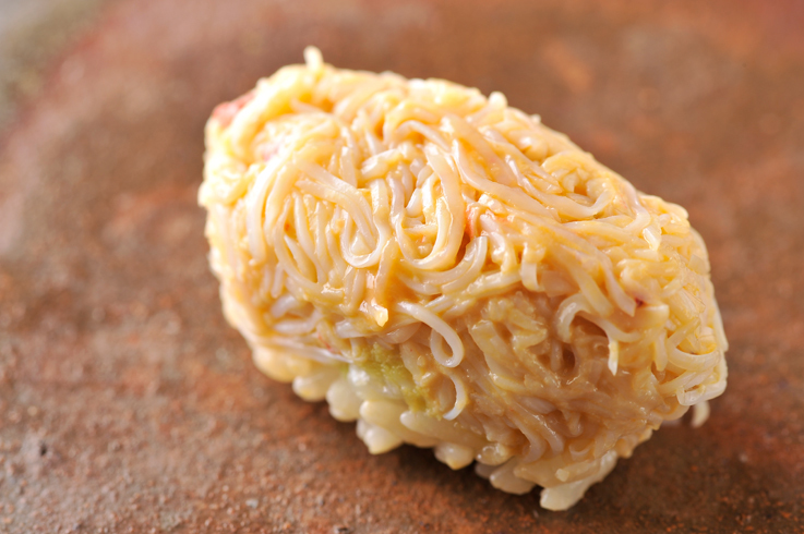 稚内虎杖浜産の毛蟹と積丹産のバフンウニを一度和えてから握りに。コクのある味わい