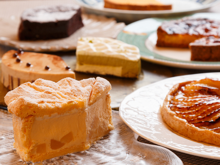 10種類ほどのケーキが並ぶデザートワゴン