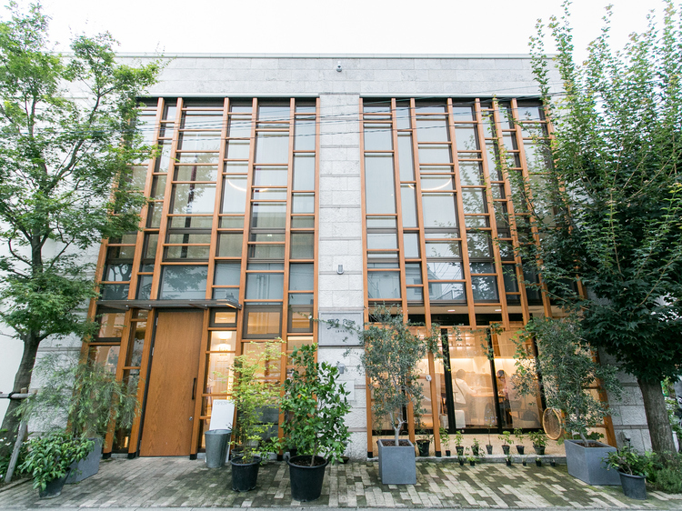 白金台の閑静な住宅街に位置する奈良県の「食」と「魅力」の情報発信拠点｢ときのもり｣。【シエル エ ソル】はその2階にある