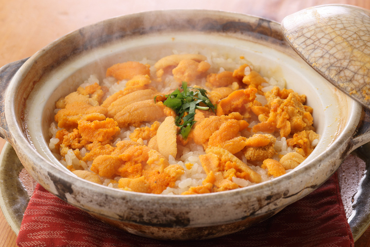 ウニは北海道根室市産。旬の食材を据えて通年提供する『炊き込み御飯』は店の看板メニュー。粒立ちの良い米の食感が美味しい