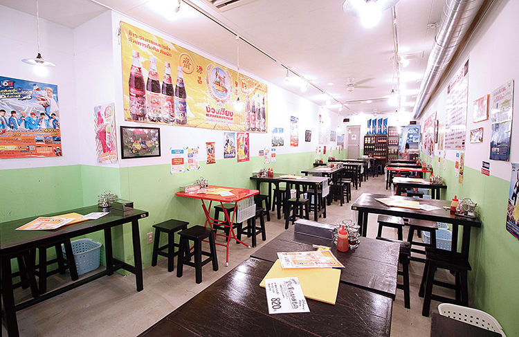 腰壁がグリーンに塗られた店内奥のホール。タイのマーケットにある食堂の雰囲気そのまま