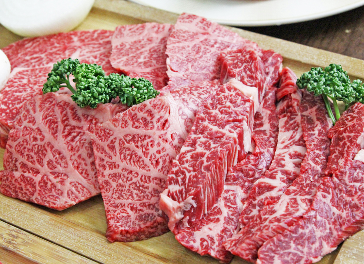 韓国では韓牛と呼ばれるブランド牛の焼肉が楽しめる