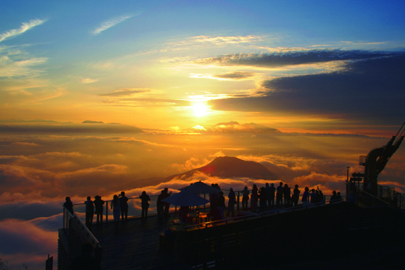 北アルプスに沈む夕日と雲海のコラボは正に絶景
