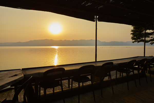 沈みゆく琵琶湖の夕日は圧巻です
