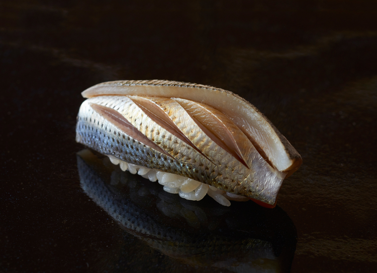 青魚の扱いにかけては定評のある杉田さんの十八番の一つ『小肌』。大きさや皮の薄さによって切り方をかえている。酢と塩加減の調節も絶妙だ