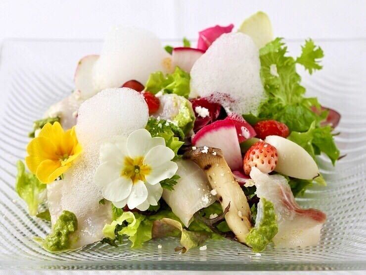 『鮮魚のカルパッチョ　旬の季節野菜とフルーツを添えた“鎌倉の庭園風”』1,560円（税抜）